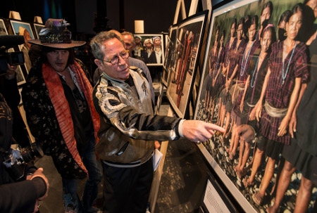 Fotografen Richard K Diran visar bilder från fotoutställningen.