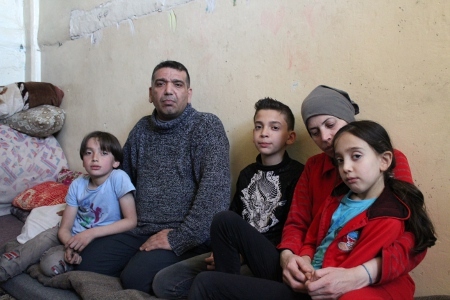 Familjen Dabor är flyktingar i dubbel bemärkelse. De var palestinska flyktingar i Syrien som tvingades fly till Libanon där de nu bor i det palestinska flyktinglägret al-Jaleel. Från vänster till höger: 10-årige Ahmad, pappa Safe, 11-årige Muhammed, mamma Raja och 7-åriga Lin. 
