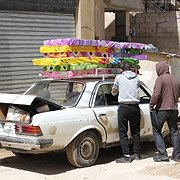 Några av de cirka 53 000 palestinska flyktingarna från Syrien packar sin bil med förnödenheter från en frivilligorganisation för att starta ett nytt liv som flyktingar i Libanon.