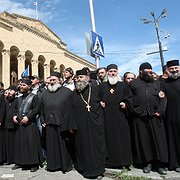 Georgisk-ortodoxa präster deltog tillsammans med tusentals anti-homoaktivister i försöken att stoppa en liten grupp hbtq-demonstranter som försökte genomföra en manifestation i Tbilisi.