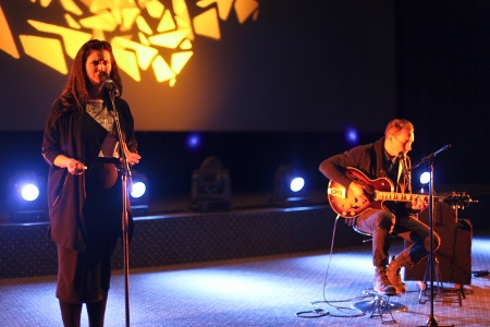 Tvåmannabandet House of Trees har inte uppträtt i Sverige på två år men under Angeläget underhöll de med vacker sång och musik. 