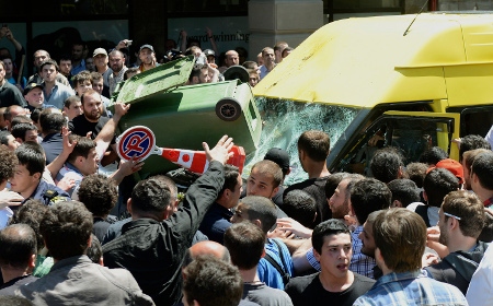 Folkmassor gick till attack när polisen 17 maj 2013 försökte evakuera de som ville demonstrera på IDAHOT.