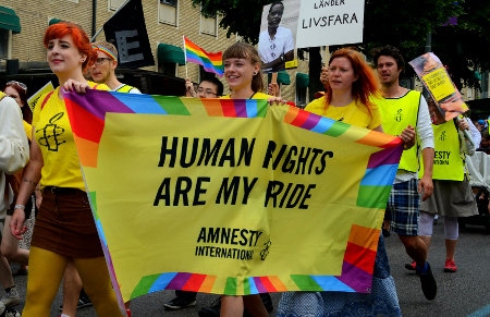 Amnesty hade ett eget block i paraden. Lova Jansson går längst bak vid banderollen.