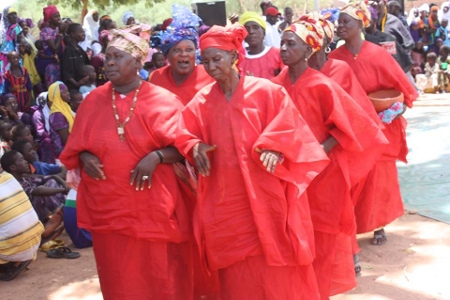 En grupp kvinnor som tidigare genomförde kvinnlig omskärelse tar vid en offentlig manifestation avstånd från sedvänjan.