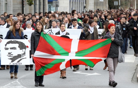 Basker från Spanien och Frankrike demonstrerar i Bayonne i Frankrike den 15 februari mot att över 500 basker är fängslade för delaktighet i Etas kamp.