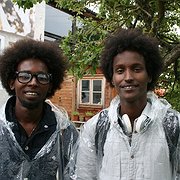 Fahed Abdulkadir och Husni Hassan från Ensamkommandes förbund i duggregn. Fahed Abdulkadir och Husni Hassan från Ensamkommandes förbund i duggregn.