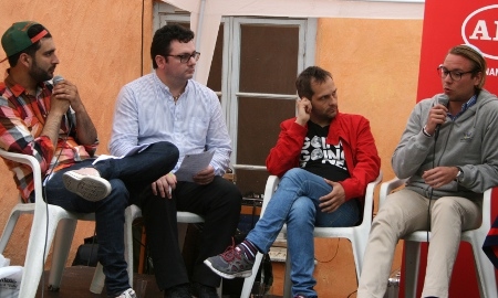 Behrang Miri längst till vänster samtalar med Domino Kai, romsk aktivist, Henrik Blind, same och riksdagskandidat (MP) och Victor Borslöv-Reichmann, ordförande för Judiska Ungdomsförbundet.