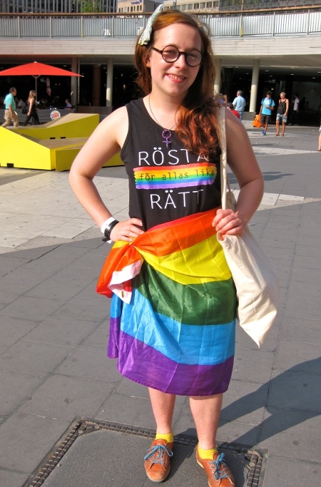 Josefine Surin arbetar som medlemsvärvare för RFSL Ungdom under Stockholm Pride. 