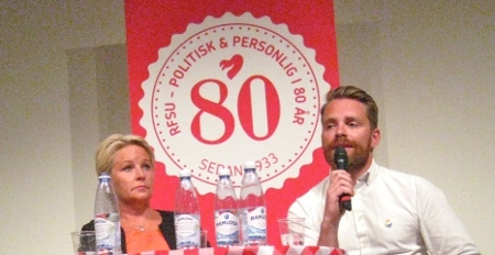Biståndsminister Hillevi Engström (M) fick stöd av Hans Linde (V).
