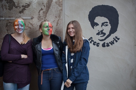 Andrea Eir Almqvist, Ella Randén och Isabell Lernersjö, 14 år, går i samma klass på Västra Hamnens skola, valde att sitta i cellen tillsammans.