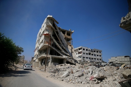 En förstörd byggnad i Zamalka i östra Ghouta efter bombardemang av regeringsstyrkor (april 2013).