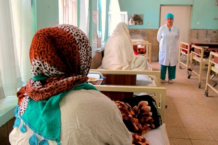 Rukia, i förgrunden, återhämtar sig efter en fisteloperation på förlossningsavdelningen vid Malalai-sjukhuset i Kabul.