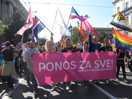 Paraden avslutades på platsen mellan den gamla parlamentsbyggnaden och Belgrads stadshus. En helikopter flög över Belgrads centrum under paraden. Banderollen säger "Stolthet (Pride) för alla".