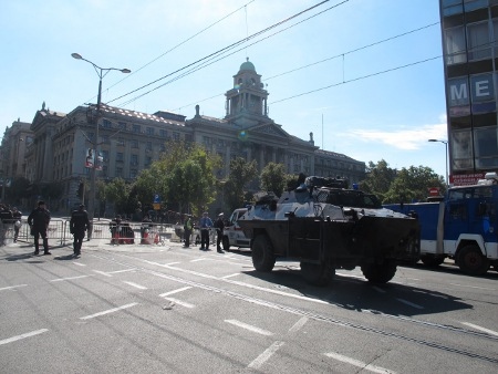 Polisen spärrade av paradområdet med pansarvagnar, staket och välutrustade poliser.