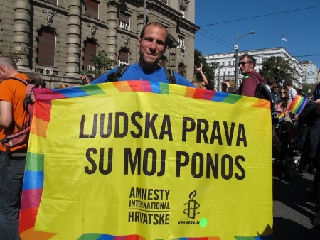 Kroatiska Amnesty deltog med en banderoll med texten ”Mänskliga rättigheter är min stolthet”.