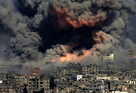  Rök stiger från stadsdelen Tuffah i Gaza City den 29 juli efter en israelisk flygattack.