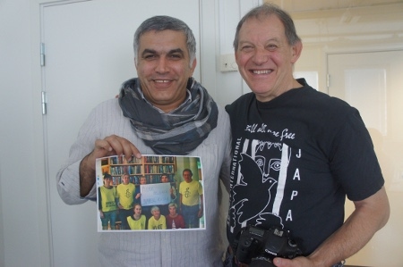 Nabeel Rajab möter Christian Gräslund från grupp 167 i svenska Amnesty. På bilden syns de andra medlemmarna i gruppen.