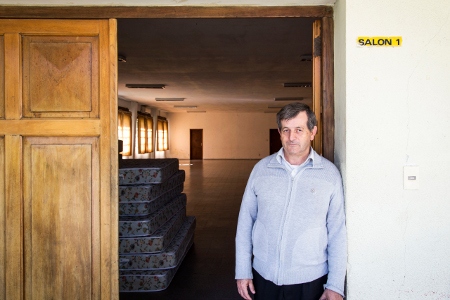 Föreståndaren för Maristbröderna i Uruguay José Kuhm visar det som är tänkt som bönerum ifall någon av flyktingarna behöver det.