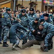 Polisen slår till mot demonstranter i Moskva i februari 2014 vid en protest mot rättegångarna i Bolotnaja-fallet. Polisen slår till mot demonstranter i Moskva i februari 2014 vid en protest mot rättegångarna i Bolotnaja-fallet.
