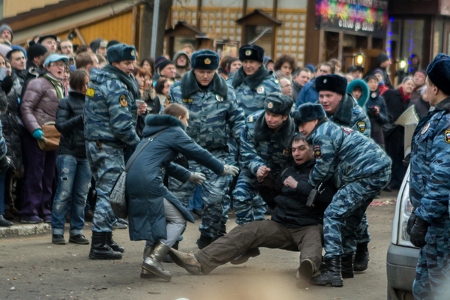 Polisen slår till mot demonstranter i Moskva i februari 2014 vid en protest mot rättegångarna i Bolotnaja-fallet.
