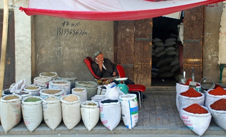 En uigurisk man i Kasghar i den oroliga provinsen Xinjiang.