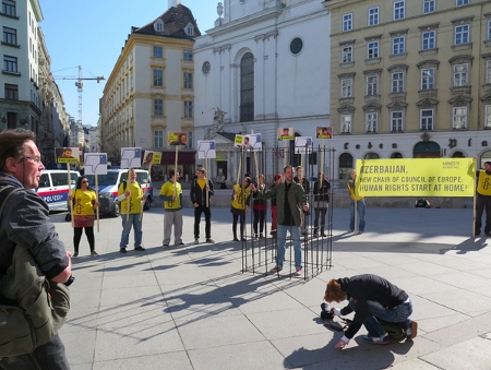 6 maj 2014. Amnestyaktivister demonstrerar i Österrikes huvudstad Wien mot att Azerbajdzjan ska vara ordförande i Europarådet. 