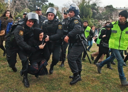 Polisen i Azerbajdzjan griper ungdomsaktivister vid en protest 26 januari 2013.
