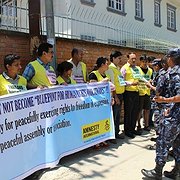 Amnesty i Nepal demonstrerar 2 juni framför Thailands ambassad i Katmandu sedan militären tagit makten i Thailand.