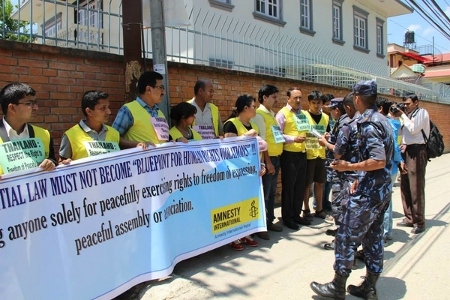 Amnesty i Nepal demonstrerar 2 juni framför Thailands ambassad i Katmandu sedan militären tagit makten i Thailand.