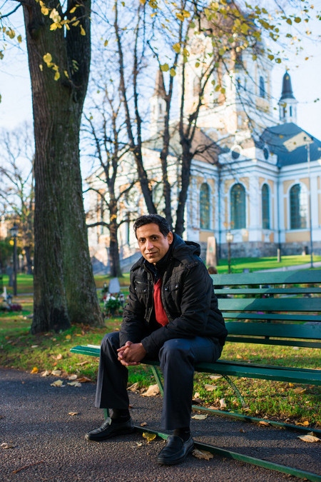 Alaa Fazzaa är kungakritisk journalist och har fått asyl i Sverige. Nu bor han i Sandviken.
