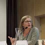 ”Tornedalingarna var helt osynliggjorda, vi var varken finnar eller svenskar. När vi blev erkända som nationell minoritet 1999 satt jag hemma vid radion och lyssnade på talet från Riksdagen. Det var otroligt gripande”, säger Mona Mörtlund. Till höger sitter Mirelle Gyllenbäck, aktivist och finsk rom