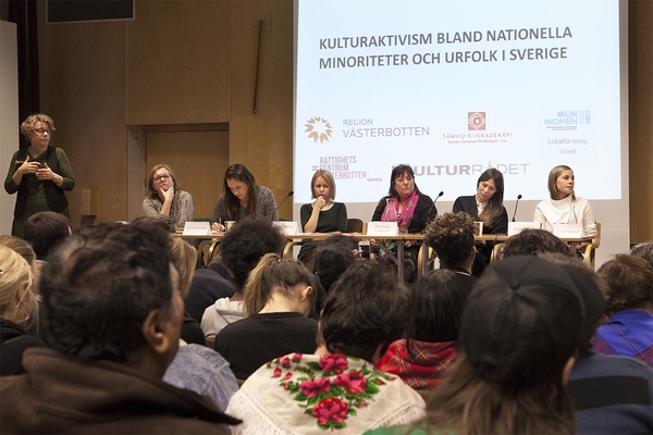 Deltagarna i seminariet Kulturaktivism bland nationella minoriteter och urfolk. Från vänster Mona Mörtlund, Mirelle Gyllenbäck, Lina Puranen, Britt-Inger Lundqvist, Vanja Hermele, Anna Åsdell.