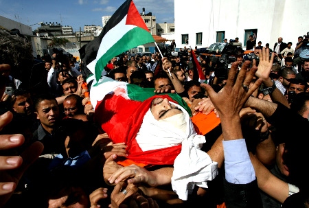 Begravningen av Reuters kameraman Fadel Shana i Gaza. Han dödades av en israelisk stridsvagn i april 2008. Enligt ögonvittnen attackerades Fadel Shana efter att han börjat filma de skjutande stridsvagnarna. Den israeliska utredningen av händelsen lades dock ner.