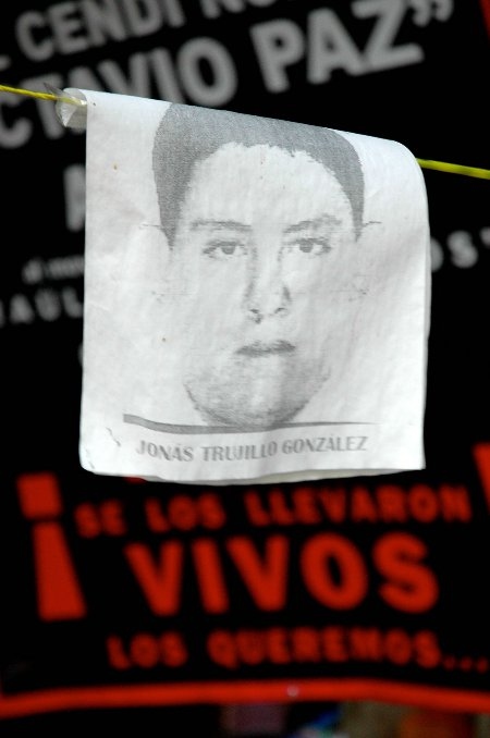 I staden Iguala hänger bilder på de försvunna studenterna överallt och affischer med kravet att de ska föra tillbaka levande.