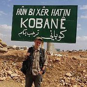 Joakim Medin är frilansjournalist och följer utvecklingen i Syrien. Han var den siste utländske journalisten som lämnade Kobane innan IS ryckte in i delar av staden.