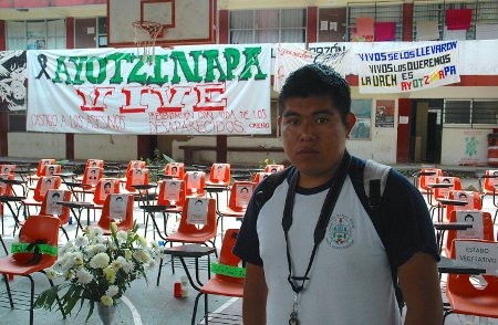 Nerida de la Cruz framför de 43 stolarna för de försvunna studenterna och tre för de som dödades vid attacken den 26 september.