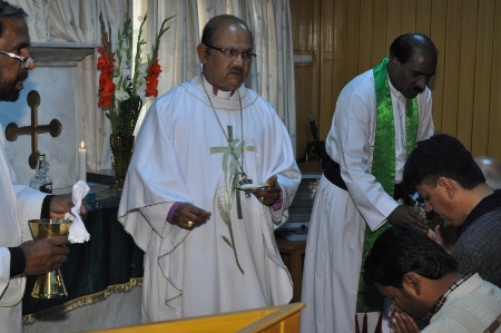 Biskop Samuel Azaraiah håller gudstjänst. 