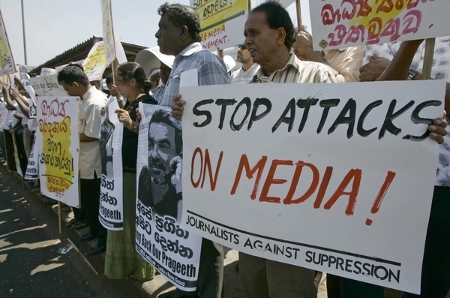 Journalister i Sri Lankas huvudstad Colombo demonstrerar den 8 februari 2010 mot att chefredaktören på en oppositionstidning hade gripits.