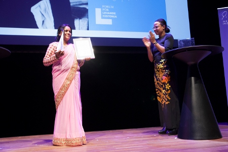 Rita Mahato fick Per Anger-priset av kulturminister Alice Bah Kuhnke.