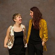 Elfrida Bergman och Sara Lindquist påbörjade projektet Queering Sápmi för snart tre år sedan. Boken finns översatt till olika varianter av samiska och har precis i dagarna kommit på engelska. 