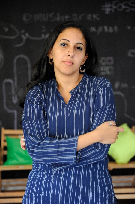 Manal Hassan, IT-entreprenör och gift med hungerstrejkande aktivisten och bloggaren Alaa abd el-Fattah. De har en treårig son som Alaa får träffa en timme i veckan. Han har varit fängslad i fyra omgångar efter revolutionen och missat en tredjedel av sin sons liv.
