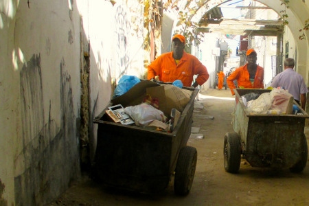 Gästarbetare från södra Afrika drar på sina kärror genom gatorna i Tripolis gamla stadsdel.