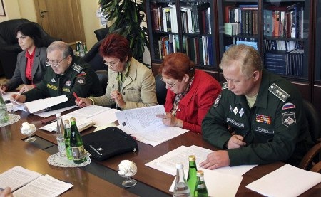 Ella Poljakova i ett möte på försvarsministeriet.