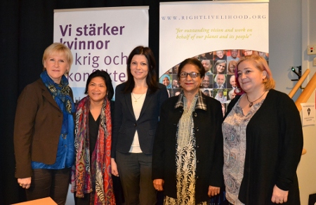 Seminariedeltagarna; utrikesminister Margot Wallström, Mary Jane Real, en kvinnorättsförsvarare från Albanien, Asma Jahangir och Lara Aharonian.
