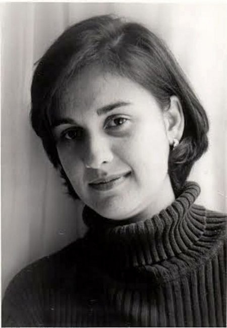 Kamila Shamsie föddes 1973 i Pakistan och är nu verksam i Storbritannien. Hon arbetar som journalist och kritiker på The Guardian. ”Brända skuggor” är den första av hennes romaner som översätts till svenska.