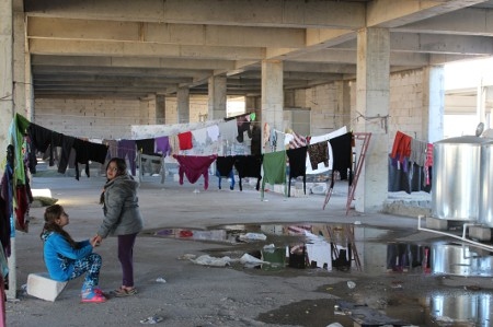Existerande läger kan inte hysa alla flyktingar, många lever därför i skolor, moskéer, kyrkor eller på byggarbetsplatser. Flickorna på bilden är kristna flyktingar som flydde från staden Bartella på Nineve-slätten.