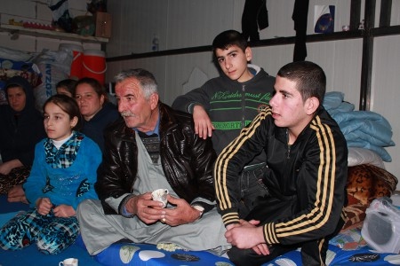 Sabah Daniel Paulos och hans barnbarn Juliana, Ronny och Johnny är kristna flyktingar från Nineve-slätten i nordvästra Irak. De tvingades på flykt när IS intog deras hemstad Bartella i augusti. De lever nu i en ofärdig byggnad i Erbil i irakiska Kurdistan. Liksom många andra kristna internflyktingar