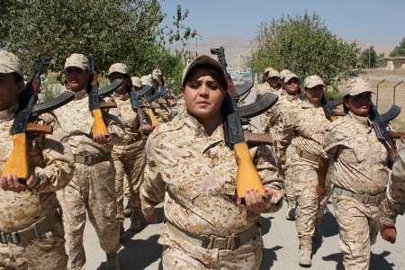 Efter påtryckningar från USA lät Turkiet peshmerga-soldater från irakiska Kurdistan passera gränsen för att bistå YPG i Syrien. På bilden ses kvinnliga irakisk-kurdiska peshmerga-soldater på övning utanför Sulaimaniya i irakiska Kurdistan. 