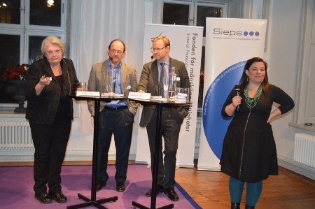 Pernilla Lindh, Iain Cameron och Jörgen Hettne med moderatorn Hanna Gerdes.