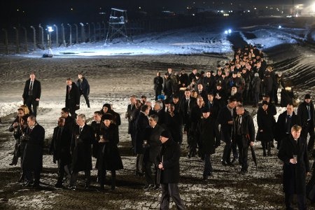 Överlevare från Förintelsen och statschefer och regeringsrepresentanter från 43 länder på väg för att tända ljus till minne av de som dödades i Auschwitz.